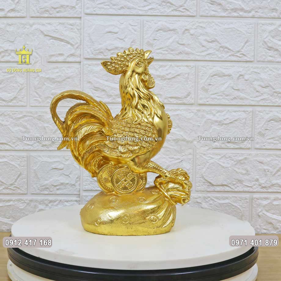 Hình ảnh nhìn nghiêng của bức tượng gà
